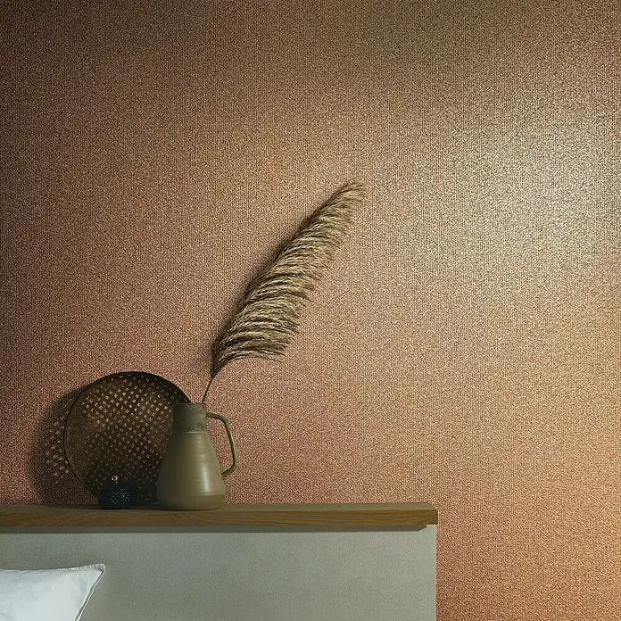 Marburg Eclectic Vliestapete - Braun, Uni, 10,05 x 0,7 m - Elegante Nahaufnahme einer kupferfarbenen Tapete mit subtiler Textur, ergänzt durch dekorative Elemente für ein stilvolles Ambiente.