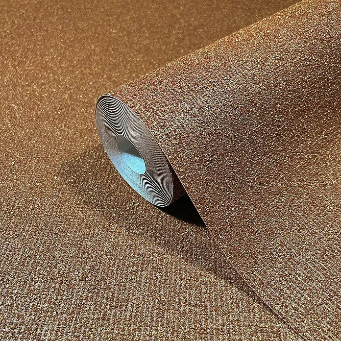 Marburg Eclectic Vliestapete - Braun, Uni, 10,05 x 0,7 m - Nahaufnahme einer Rolle bronzefarbener Glitzertapete, die Textur und Glanz für ein elegantes Innendesign zeigt.