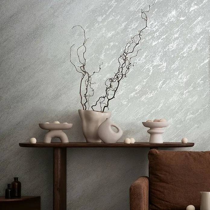 Marburg Eclectic Vliestapete Marmoroptik - Weißsilber, Steinoptik, 10,05 x 0,7 m - Dekorative Keramikvasen und Schalen auf einem dunklen Holzregal, die eine elegante und minimalistische Ästhetik präsentieren.
