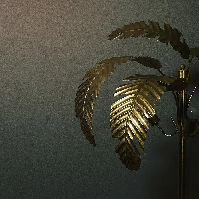 Marburg Eclectic Vliestapete - Gold, Metalloptik, 10,05 x 0,7 m - Nahaufnahme einer dekorativen, goldenen Stehlampe in Form einer Palme, die ein warmes, einladendes Licht ausstrahlt und eine stilvolle Atmosphäre schafft.