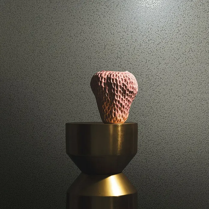 Marburg Eclectic Vliestapete Hammerschlag-Optik - Grau, Metalloptik, 10,05 x 0,7 m - Nahaufnahme einer rosafarbenen Erdbeer-Vase auf einem goldenen Ständer, die eine elegante und moderne Ästhetik verkörpert.