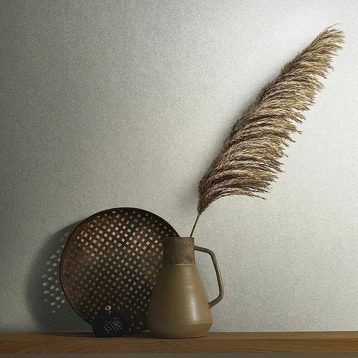 Marburg Eclectic Vliestapete - Beige, Metalloptik, 10,05 x 0,7 m - Stillleben mit einer braunen Vase, einem geflochtenen Teller und einem Ziergras auf einem Holztisch vor einem grauen Hintergrund.