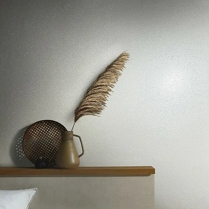 Marburg Eclectic Vliestapete Hammerschlag-Optik - Weiß, Metalloptik, 10,05 x 0,7 m - Nahaufnahme eines dekorativen Tisches mit einer Vase, einem Teller und einem eleganten Hintergrund.