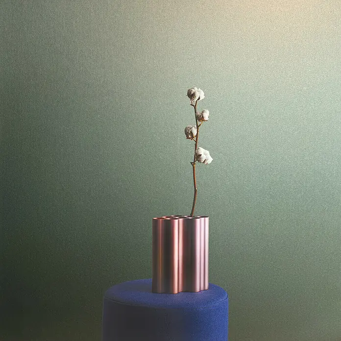 Marburg Eclectic Vliestapete - Gold, Metalloptik, 10,05 x 0,7 m - Stillleben mit einer metallischen Vase und einem Baumwollzweig auf einem blauen Hocker, vor einem strukturierten Hintergrund.