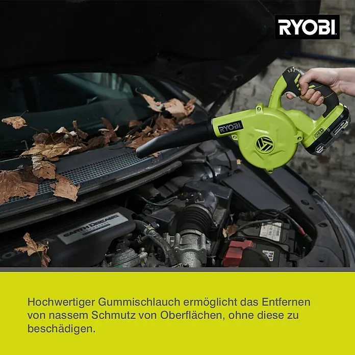 Ryobi ONE+ Akku-Gebläse R18TB-0 - 18 V, Li-Ionen, Ohne Akku - Ryobi Laubbläser im Einsatz zum Reinigen eines Motorraums von Blättern, mit Akku für kabellose Flexibilität.