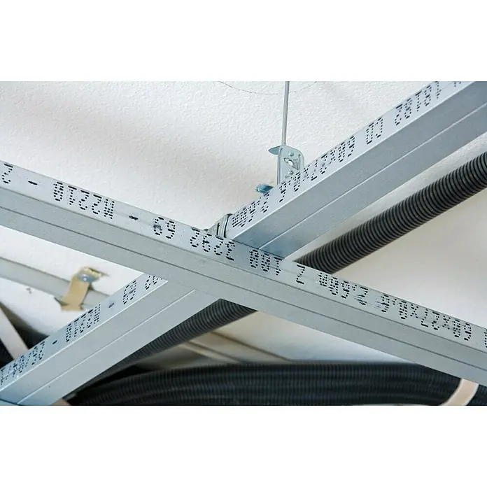 Knauf Kreuzverbinder - Stahl, 100 Stk. - Detailaufnahme einer abgehängten Deckenkonstruktion mit Metallprofilen und flexiblen Rohren, die eine moderne und funktionale Bauweise zeigt.