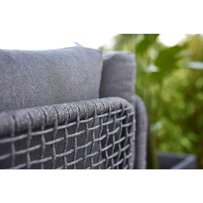 Sunfun Solo Rope Loungemöbel-Set - 3 -tlg., Aluminium, Olefin, Night-Grey - Nahaufnahme eines grauen Outdoor-Sessels mit geflochtener Rückenlehne und gepolstertem Kissen. Das Möbelstück strahlt Komfort und Stil aus.
