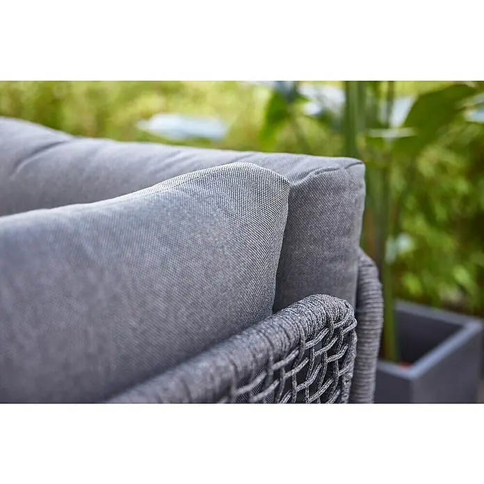 Sunfun Solo Rope Loungemöbel-Set - 3 -tlg., Aluminium, Olefin, Night-Grey - Nahaufnahme eines grauen Outdoor-Kissens auf einem geflochtenen Gartenmöbelstück, ideal für stilvolle Entspannung im Freien.