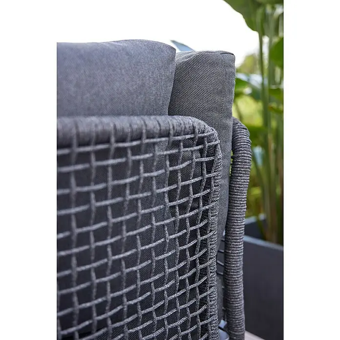 Sunfun Solo Rope Loungemöbel-Set - 3 -tlg., Aluminium, Olefin, Night-Grey - Nahaufnahme eines grauen Outdoor-Sessels mit gewebtem Design und weichen Polstern, ideal für entspannte Stunden im Freien.