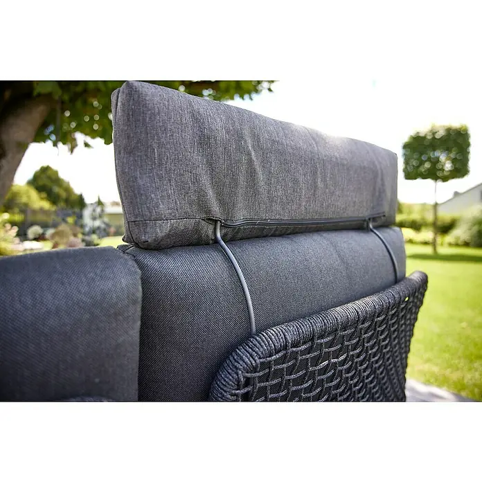 Sunfun Kopfstütze - L x B x H: 72 x 48,5 x 13,5 cm, Aluminium, Night-Grey - Nahaufnahme eines Outdoor-Sessels mit grauen Kissen und geflochtener Rückenlehne, ideal für entspannte Stunden im Garten.