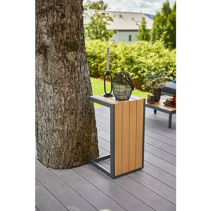 Sunfun Solo Garten-Beistelltisch - L x B x H: 77 x 41,5 x 45 cm, Aluminium, Night-Grey - Nahaufnahme eines modernen Beistelltisches aus Holz mit grauen Metallakzenten, dekoriert mit Kerzenhalter und Laterne im Außenbereich.