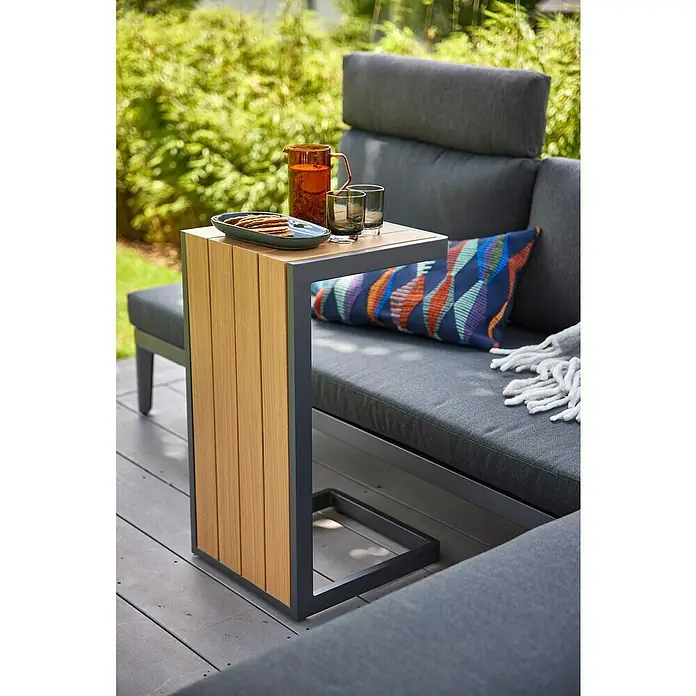Sunfun Solo Garten-Beistelltisch - L x B x H: 77 x 41,5 x 45 cm, Aluminium, Night-Grey - Der elegante Beistelltisch in C-Form bietet eine Ablagefläche für Getränke und Snacks neben dem Sofa im Freien.