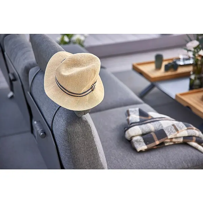 Sunfun Kopfstütze - L x B x H: 72 x 48,5 x 13,5 cm, Aluminium, Night-Grey - Nahaufnahme eines eleganten grauen Sofas mit einem Strohhut und einer karierten Decke, die eine entspannte Atmosphäre vermitteln.