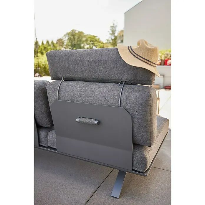 Sunfun Kopfstütze - L x B x H: 72 x 48,5 x 13,5 cm, Aluminium, Night-Grey - Ein graues Outdoor-Sofa mit einem grauen Seitenteil und einem Strohhut auf der Rückenlehne.