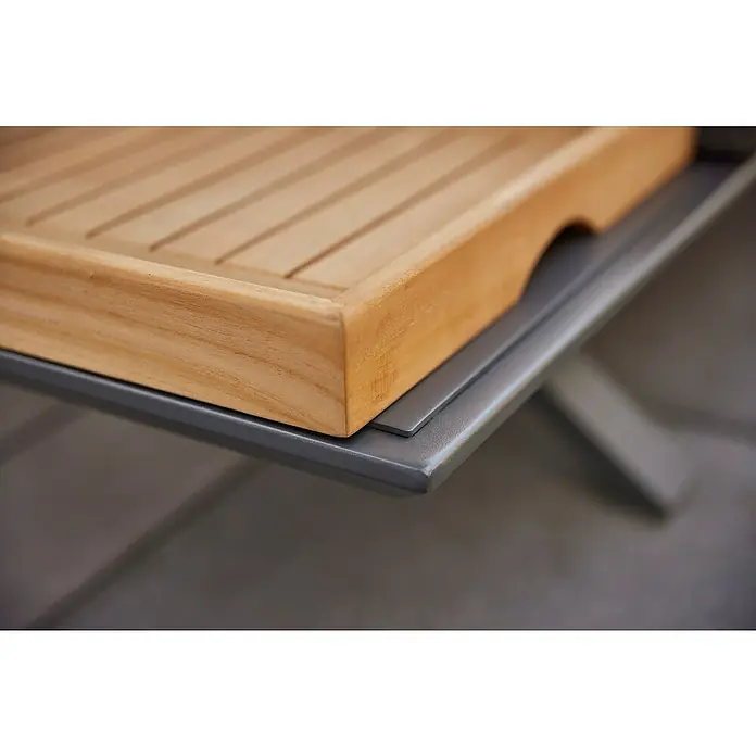 Sunfun Lumar Garten-Couchtisch - L x B x H: 80 x 80 x 27 cm, Aluminium, Night-Grey - Detailaufnahme eines Holztabletts auf einem grauen Tisch, das die schlichte Eleganz und Funktionalität des Produkts hervorhebt.