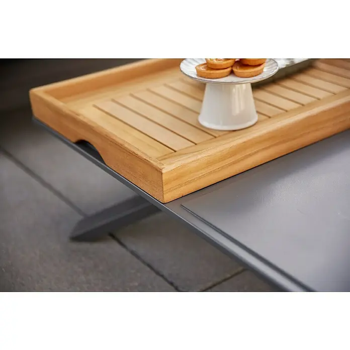 Sunfun Lumar Garten-Couchtisch - L x B x H: 120 x 80 x 27 cm, Aluminium, Night-Grey - Nahaufnahme eines Tisches mit einem Holztablett, auf dem eine Kuchenplatte mit Gebäck steht, im Außenbereich.