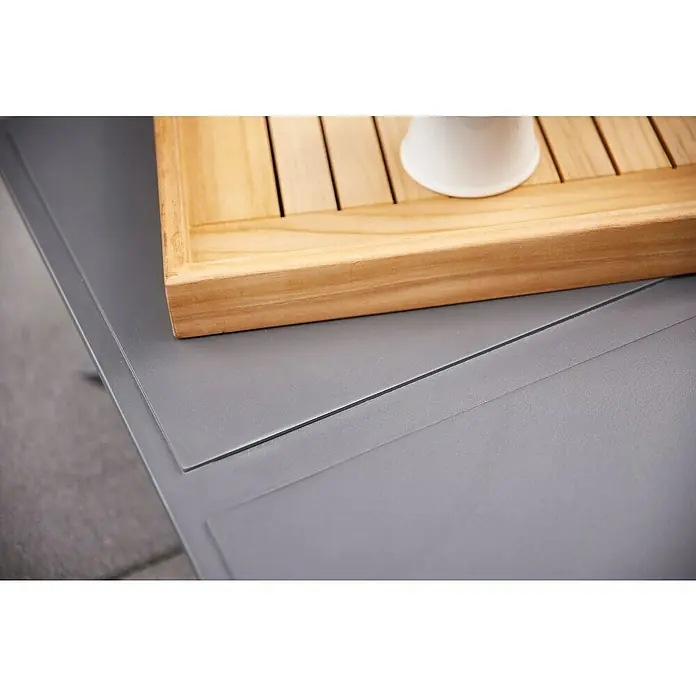 Sunfun Lumar Garten-Beistelltisch - L x B x H: 80 x 80 x 27 cm, Aluminium, Anthrazit - Nahaufnahme eines modernen grauen Tisches mit Holztablett und weißer Tasse, ideal für den Außenbereich.