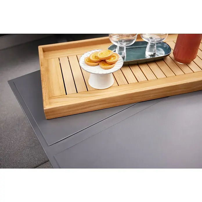 Sunfun Lumar Garten-Couchtisch - L x B x H: 80 x 80 x 27 cm, Aluminium, Night-Grey - Ein Holztisch mit einem Tablett, auf dem sich Gebäck und Getränke befinden, lädt zum Verweilen ein. Die graue Tischoberfläche bietet einen modernen Kontrast.