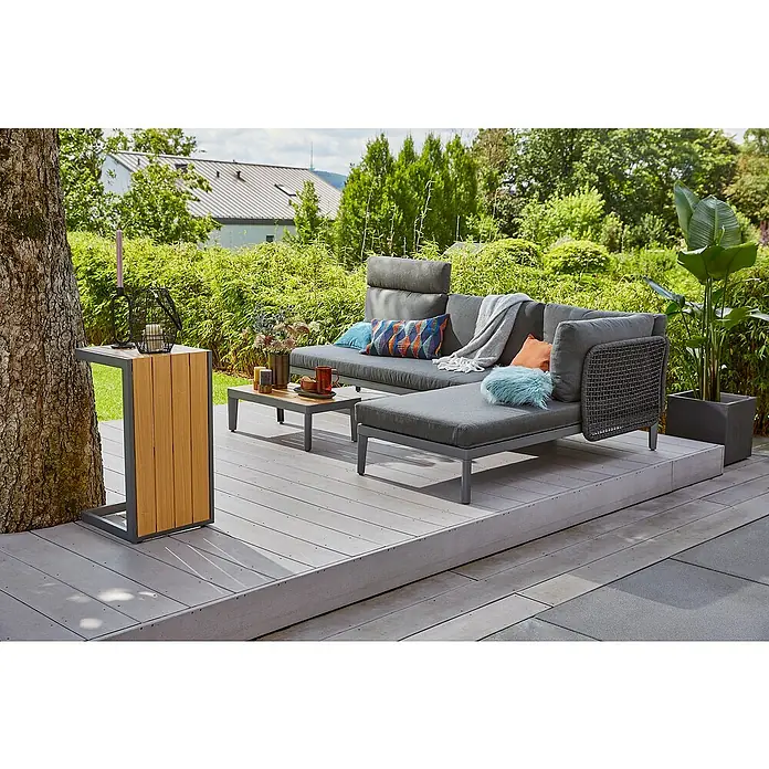 Sunfun Kopfstütze - L x B x H: 72 x 48,5 x 13,5 cm, Aluminium, Night-Grey - Graue Gartenlounge-Möbel mit Beistelltisch aus Holz auf einer Terrasse mit Baumschatten für gemütliche Stunden im Freien.