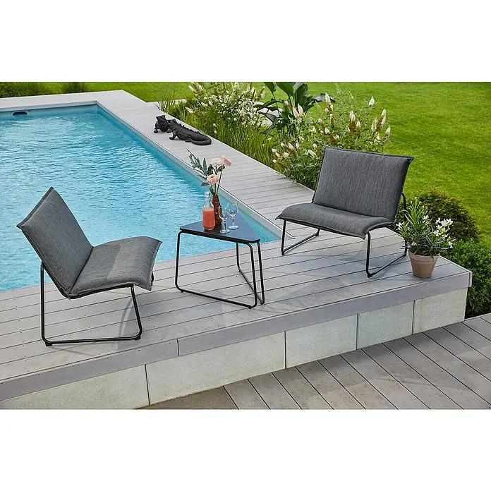 Sunfun Loungemöbel-Set Sarah - 3 -tlg., Stahl/Textilgewebe, Anthrazit - Zwei graue Loungesessel und ein Beistelltisch aus Metall stehen am Pool und bieten eine entspannende Atmosphäre im Freien.