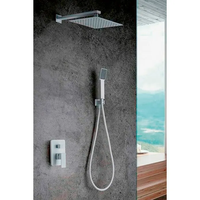 Imex Sistema de ducha empotrado Dublín - Con grifo monomando, Blanco - Moderno conjunto de ducha con cabezal cuadrado y ducha de mano en un baño con paredes de hormigón y vistas panorámicas.