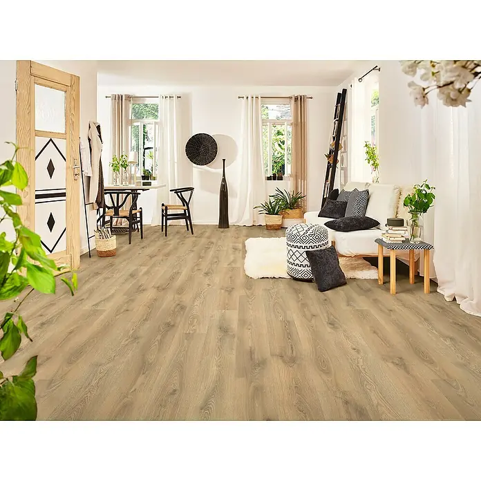 LOGOCLIC Laminat - Sierra Oak, Landhausdiele, 1.285 x 192 x 7 mm - Heller Raum mit Holzboden, minimalistischem Dekor und viel Tageslicht für eine freundliche Atmosphäre.