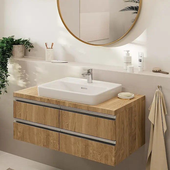 Hansgrohe Vernis Blend Waschtischarmatur 70 CoolStart - Chrom, Glänzend - Modernes Badezimmer-Waschbecken mit Holzunterschrank, abgerundetem Spiegel und diversen Badutensilien für eine stilvolle Atmosphäre.