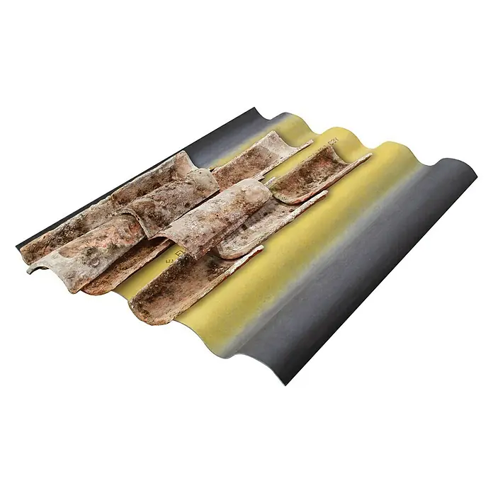 Euronit Placa de fibrocemento bajoteja Imperline - 1,24 m x 96 cm x 5,5 mm - Tejas sobre una base amarilla. Las tejas están desgastadas y tienen una textura irregular, añadiendo un encanto rústico a cualquier edificio.