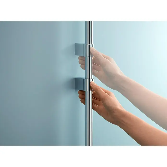 Grohe QuickFix Brausegarnitur - Lochabstand: 47 cm - 62 cm, Anzahl Strahlarten: 2 Stk. - Das Bild zeigt eine Duschstange mit zwei Händen, die sie halten. Die Duschstange ist aus Chrom und hat zwei Halterungen.