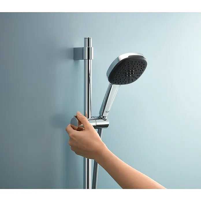 Grohe QuickFix Brausegarnitur - Lochabstand: 47 cm - 62 cm, Anzahl Strahlarten: 2 Stk. - Nahaufnahme einer Hand, die einen verstellbaren Duschkopf an einer polierten Stange hält. Eleganz für das Badezimmer.