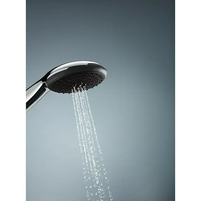 Grohe QuickFix Vitalio Start Brausegarnitur - Lochabstand: 47 cm - 62 cm, Anzahl Strahlarten: 2 Stk. - Eine Nahaufnahme eines Duschkopfes mit fließendem Wasser vor einem schlichten Hintergrund. Der Fokus liegt auf dem Duschkopf und dem klaren Wasserstrahl.