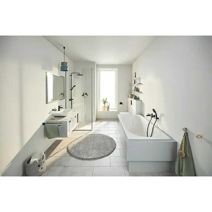 Grohe QuickFix Vitalio Start Handbrause 110 - Anzahl Funktionen: 2 Stk., Schwarz - Helles Badezimmer mit Badewanne, Waschtisch und grauer Badematte. Moderne Badgestaltung in Weiß mit schwarzen Armaturen.
