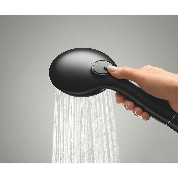 Grohe QuickFix Vitalio Start Handbrause 110 - Anzahl Funktionen: 2 Stk., Schwarz - Nahaufnahme eines schwarzen Duschkopfs in der Hand, der Wasserstrahlen abgibt, Fokus auf Funktionalität und Design.
