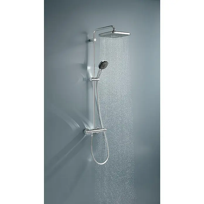 Grohe Vitalio Comfort Überkopfbrausen-Set 250 - Lochabstand: 101,6 cm, Chrom - Modernes Duschsystem mit Kopf- und Handbrause an einer grauen Wand mit laufendem Wasser für ein entspannendes Duscherlebnis.