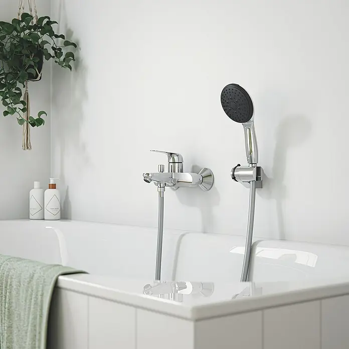 Grohe QuickFix Badewannenarmatur Swift - Chrom, Funkelnd - Bild einer glänzenden Chrom-Badewannenarmatur mit Handbrause, die ein elegantes und modernes Badezimmerdesign hervorhebt.