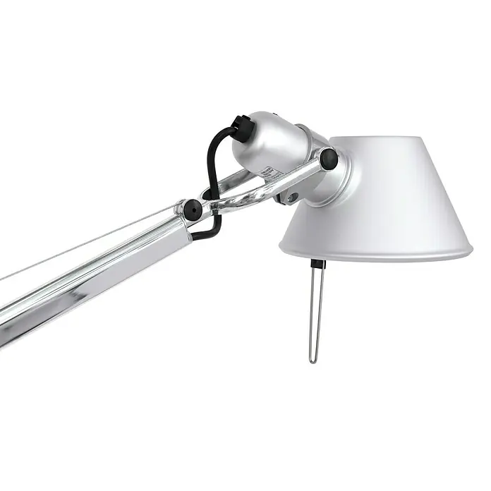 Artemide Tischleuchte Tolomeo - 77 W, Silber, Silber, E27 - Nahaufnahme einer modernen, verstellbaren Schreibtischlampe mit silbernem Schirm und chromfarbenem Arm, die für eine flexible Beleuchtung sorgt.
