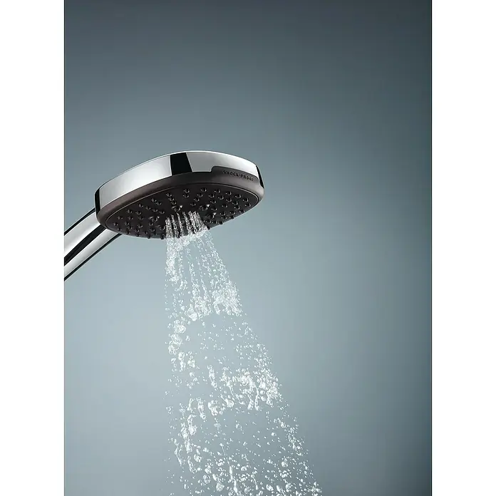 Grohe QuickFix Brausegarnitur - Lochabstand: 47 cm - 62 cm, Anzahl Strahlarten: 3 Stk. - Nahaufnahme eines modernen, verchromten Duschkopfes mit laufendem Wasser vor einem neutralen Hintergrund. Der Fokus liegt auf Design und Funktion des Duschkopfes.