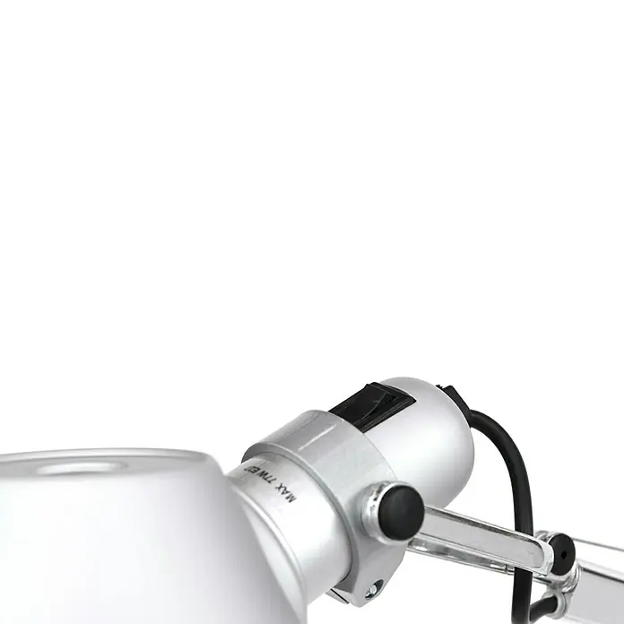 Artemide Tischleuchte Tolomeo - 77 W, Silber, Silber, E27 - Detailaufnahme einer verstellbaren Schreibtischlampe aus Metall in Silber mit schwarzem Schalter und Kabel.