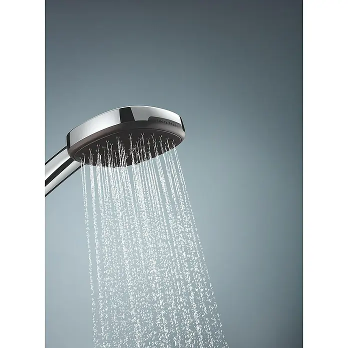 Grohe QuickFix Brausegarnitur - Lochabstand: 47 cm - 62 cm, Anzahl Strahlarten: 2 Stk. - Nahaufnahme eines Duschkopfs, der Wasserstrahlen freisetzt, das Design und die Funktionalität dieses Sanitärprodukts hervorhebend.