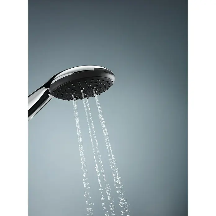 Grohe QuickFix Vitalio Start Brausegarnitur - Lochabstand: 47 cm - 62 cm, Anzahl Strahlarten: 3 Stk. - Nahaufnahme eines Duschkopfs mit fließendem Wasser, der ein erfrischendes Duscherlebnis verspricht.