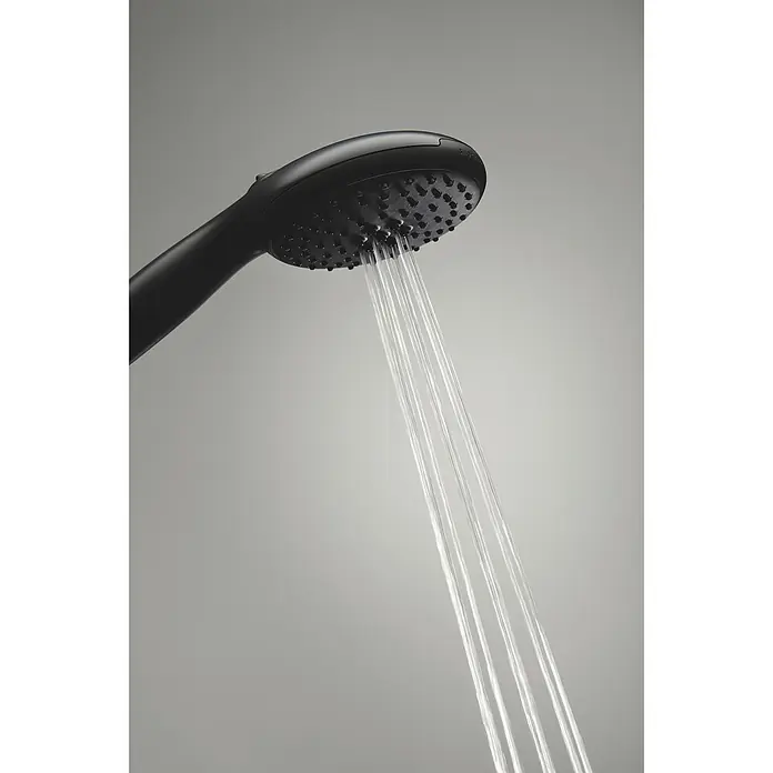 Grohe QuickFix Vitalio Start Handbrause 110 - Anzahl Funktionen: 2 Stk., Schwarz - Nahaufnahme eines schwarzen Duschkopfs, aus dem Wasser strömt, vor einem neutralen Hintergrund, der seine moderne Ästhetik hervorhebt.