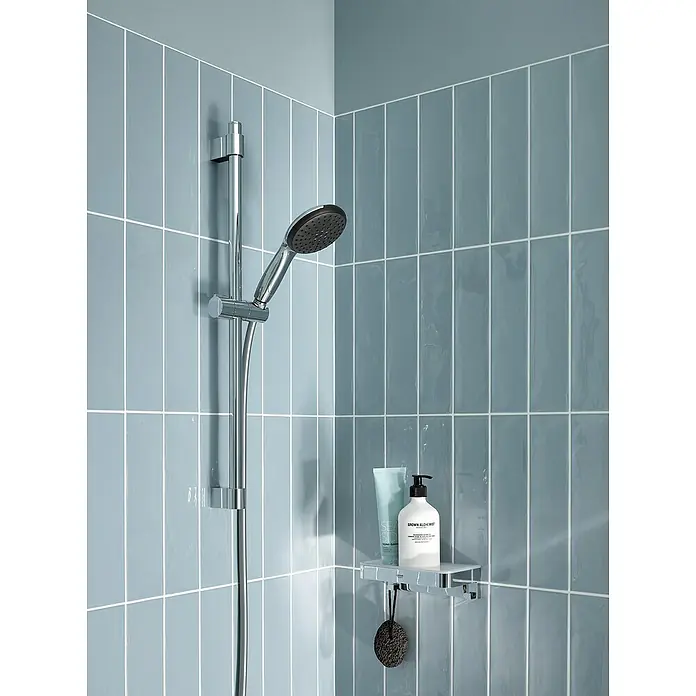 Grohe QuickFix Vitalio Start Brausegarnitur - Lochabstand: 47 cm - 62 cm, Anzahl Strahlarten: 2 Stk. - Bild einer modernen Dusche mit Duschkopf, Ablage und Badprodukten, die ein entspannendes und stilvolles Badeerlebnis versprechen.