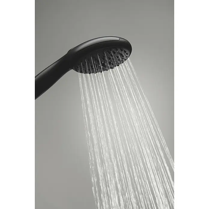Grohe QuickFix Vitalio Start Handbrause 110 - Anzahl Funktionen: 2 Stk., Schwarz - Nahaufnahme eines schwarzen Duschkopfs, aus dem Wasser strömt, vor einem neutralen Hintergrund.