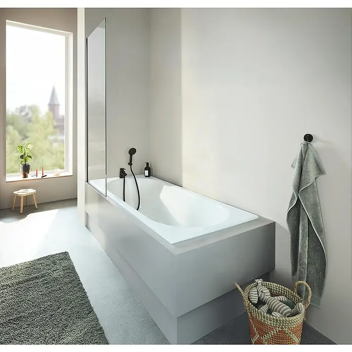 Grohe QuickFix Vitalio Start Handbrause 110 - Anzahl Funktionen: 2 Stk., Schwarz - Ein modernes Badezimmer mit einer eleganten Badewanne mit Duschabtrennung und Armaturen in Schwarz, für ein entspannendes Badeerlebnis.