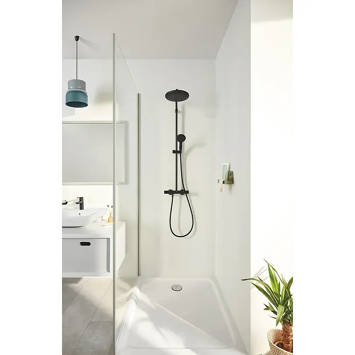 Grohe Vitalio Start Duschsystem 250 - Höhe: 101,6 cm, Anzahl Strahlarten: 2 Stk., Schwarz - Das Bild zeigt eine moderne Dusche mit einer schwarzen Duscharmatur, die einen eleganten Kontrast zum weißen Duschbereich bildet.
