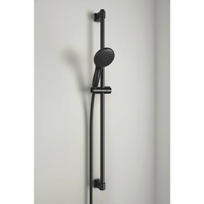 Grohe QuickFix Vitalio Start Handbrause 110 - Anzahl Funktionen: 2 Stk., Schwarz - Nahaufnahme einer schwarzen Duschstange mit Handbrause an einer weißen Wand.