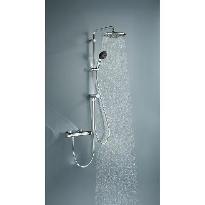 Grohe Brausegarnitur Vitalo Start 250 - Lochabstand: 62 cm, Art Strahl: Rain, SmartRain, Jet, Chrom - Abbildung einer kompletten Duschgarnitur mit Kopf- und Handbrause vor einer grauen Wand, mit laufendem Wasser.