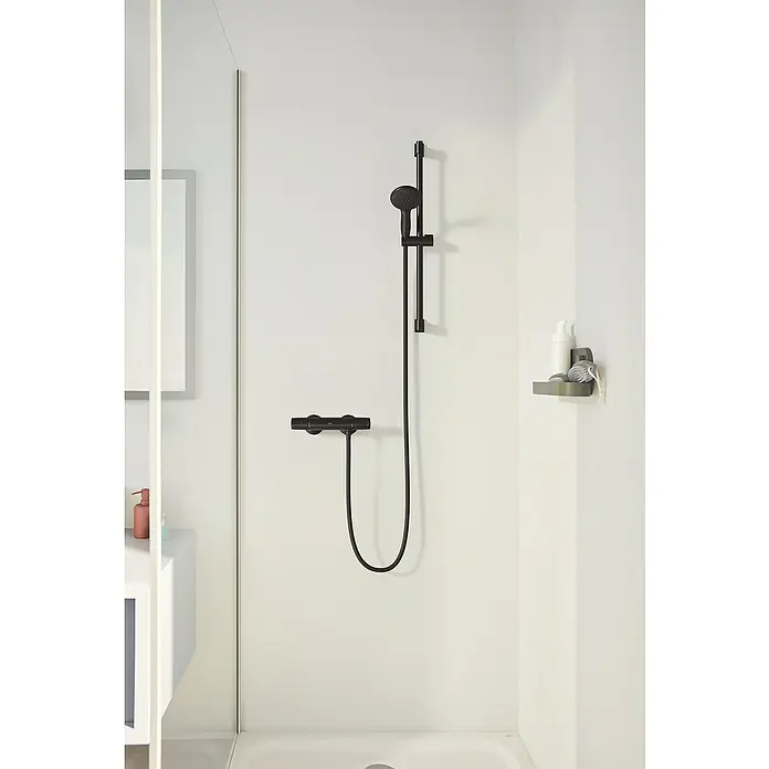 Grohe QuickFix Vitalio Start Brausegarnitur 110 - Lochabstand: 47 cm - 62 cm, Anzahl Strahlarten: 2 Stk., Schwarz - Schwarze Duschgarnitur mit Regler, Handbrause und Ablage für Badutensilien in einer modernen Dusche mit weißen Wänden.