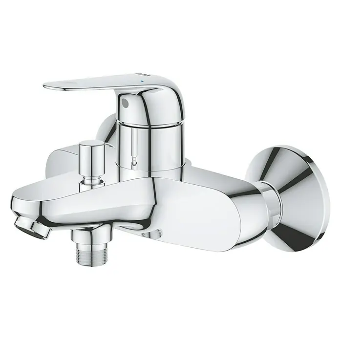 Grohe QuickFix Badewannenarmatur Swift - Chrom, Funkelnd - Nahaufnahme einer glänzenden Chrom-Badewannenarmatur mit Temperaturregler und Auslauf, isoliert auf Schwarz.