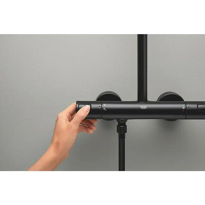 Grohe Vitalio Start Duschsystem 250 - Höhe: 101,6 cm, Anzahl Strahlarten: 2 Stk., Schwarz - Eine Hand bedient eine schwarze Grohe Duscharmatur. Präzise Steuerung und modernes Design für ein optimales Duscherlebnis.